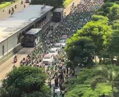 Jenazah Affan Ojol Terlindas Rantis Dimakamkan di TPU Karet Bivak, Semua Dijamin Pemprov Jakarta Jenazah Affan Kurniawan saat dibawa dari rumah duka ke TPU Karet Bivak. (Foto/Istimewa)