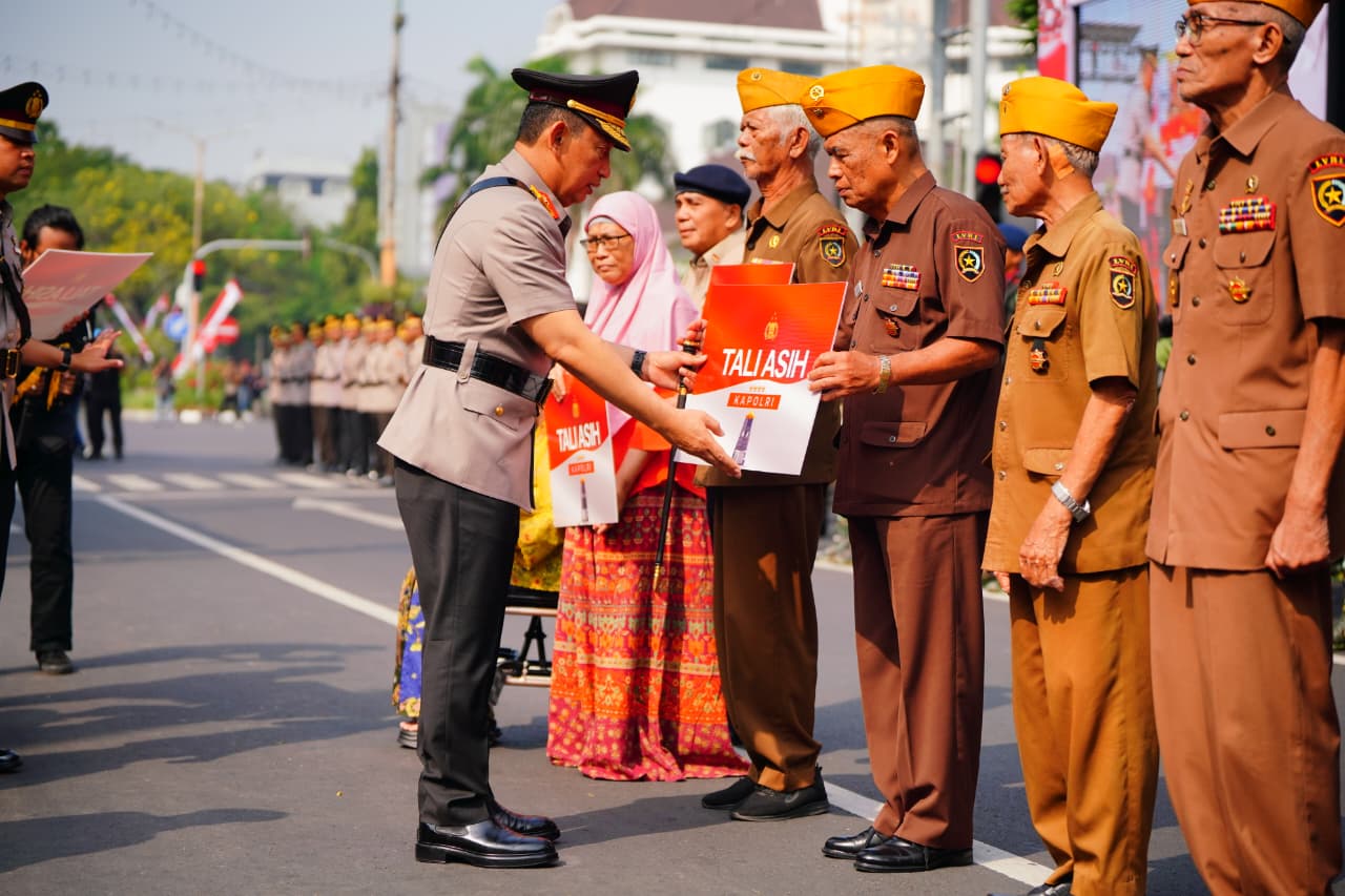 Kapolri Jenderal Listyo Sigit Prabowo berikan bingkisan kepada paea veteran pada Peringatan Hari Juang Polri (BeritaNasional/Mabes Polri)