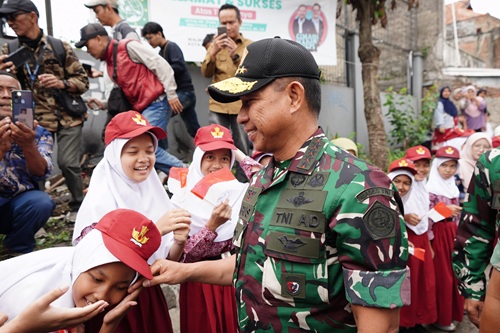 Panglima TNI Jenderal TNI Agus Subiyanto bersalaman dengan siswa. (Foto/Dok TNI)