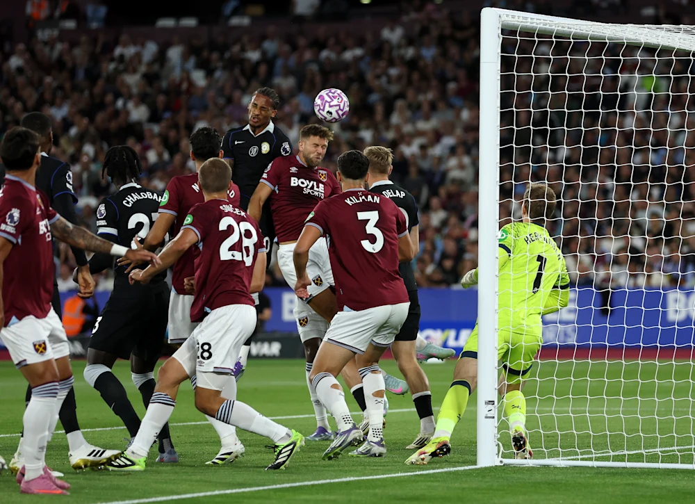 Joao Pedro menyundul bola ke gawang dalam laga West Ham vs Chelsea. (Foto/chelseafc.com)