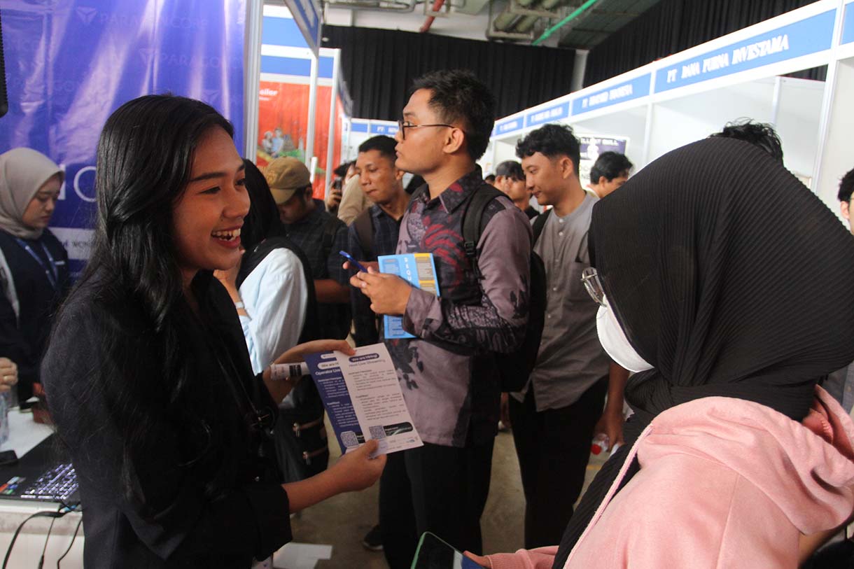 Sejumlah pengunjung mencari informasi lowongan pekerjaan dalam JobFest 2025 di Jakarta International Velodrome, Jakarta, Selasa (19/8/2025).  (Beritanasional.com/Oke Atmaja)