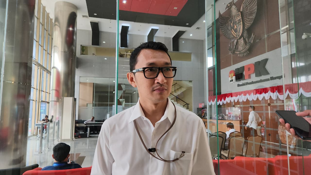 Juru Bicara KPK, Budi Prasetyo saat memberikan keterangan pers. (BeritaNasional/Panji Septo)