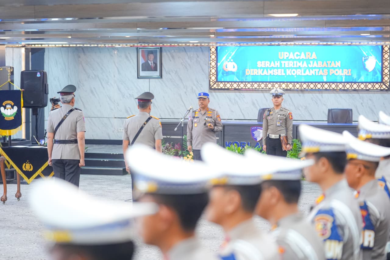 Kakorlantas Polri Irjen Pol Agus Suryonugroho (dua dari kanan) memimpin Sertijab Dirkamsel Korlantas. (Foto/Humas Polri)