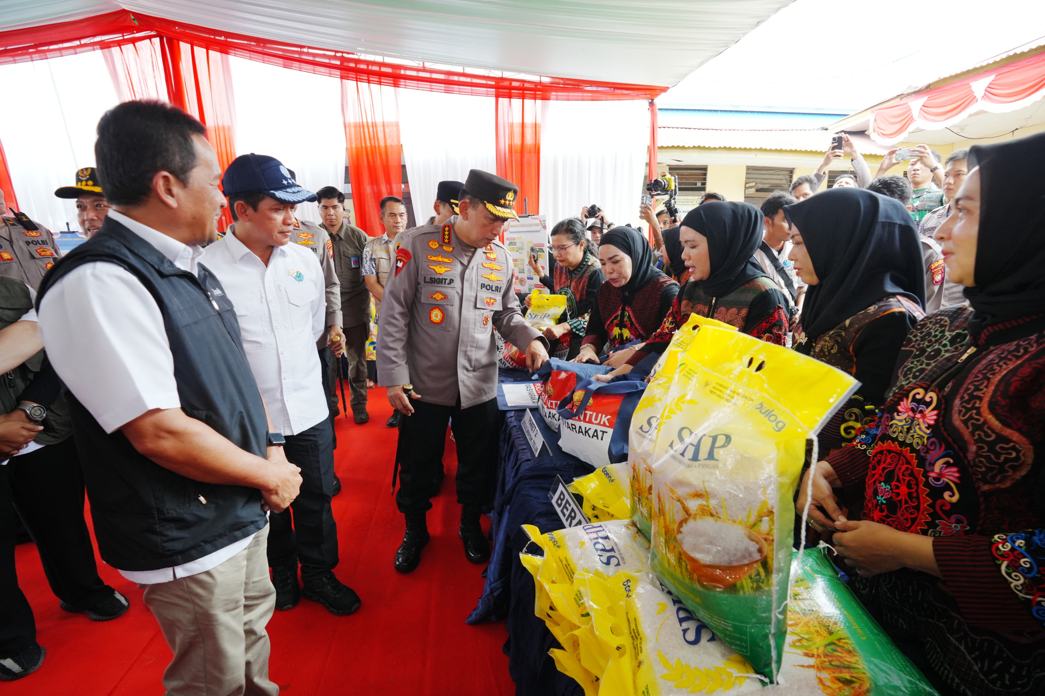 Kapolri Jenderal Listyo Sigit saat meninjau Gerakan Pangan Murah (GPM) di Mempawah, Kalimantan Barat (Kalbar). (Foto/Humas Polri)