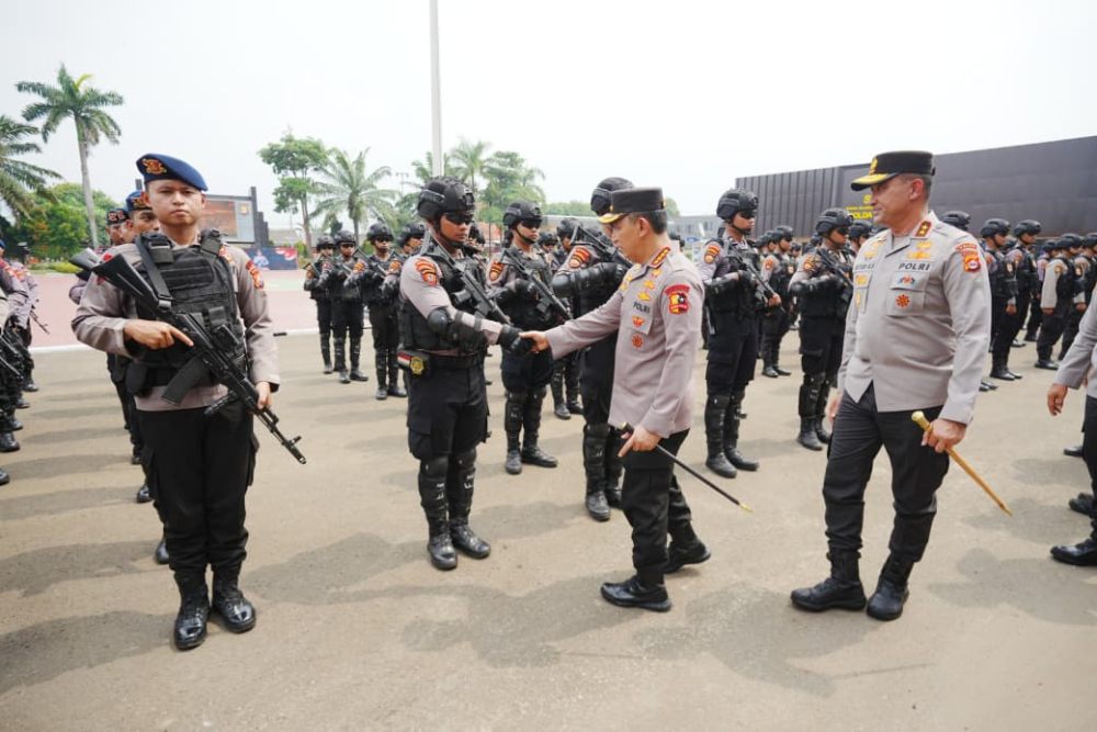 Kapolri Listyo Sigit Prabowo bersalaman dengan personel Tim Patroli Maung Presisi. (Foto/Humas Polri)