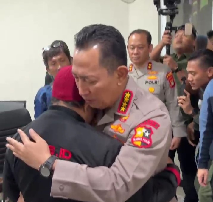 Kapolri Peluk Keluarga Ojol yang Tewas Terlindas Rantis Baracuda: Kami Minta Maaf Kapolri Jenderal Polisi Listyo Sigit Prabowo memeluk keluarga korban ojol yang meninggal akibat ditabrak Brimob. (Foto/Istimewa)