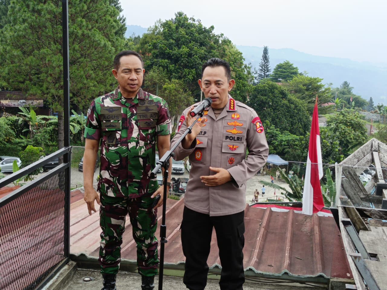 Kapolri Jenderal Listyo Sigit Prabowo (kanan) saat diwawancarai. (BeritaNasional/Bachtiarudin Alam)