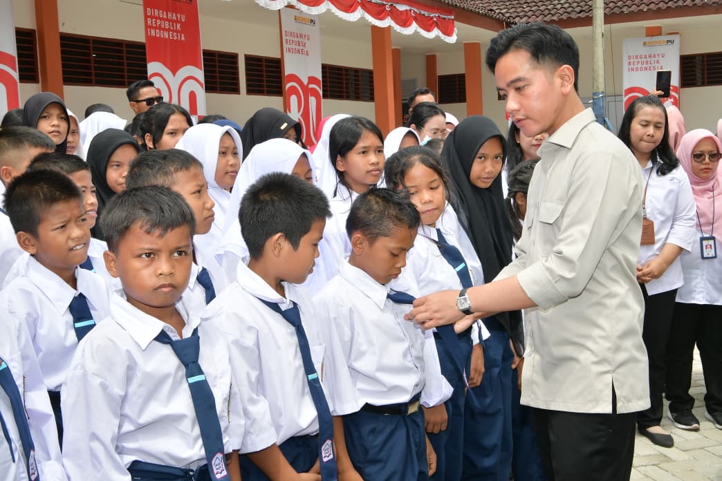 Wakil Presiden (Wapres) Gibran Rakabuming melakukan kunjungan kerja ke Sekolah Rakyat Menengah Pertama (SRMP) 1 Deli Serdang yang berlokasi di Jl. Bedikari No. 37 Lau Bakeri, Deli Serdang.  (BeritaNasional/Elvis Sendouw/HO Setwapres)