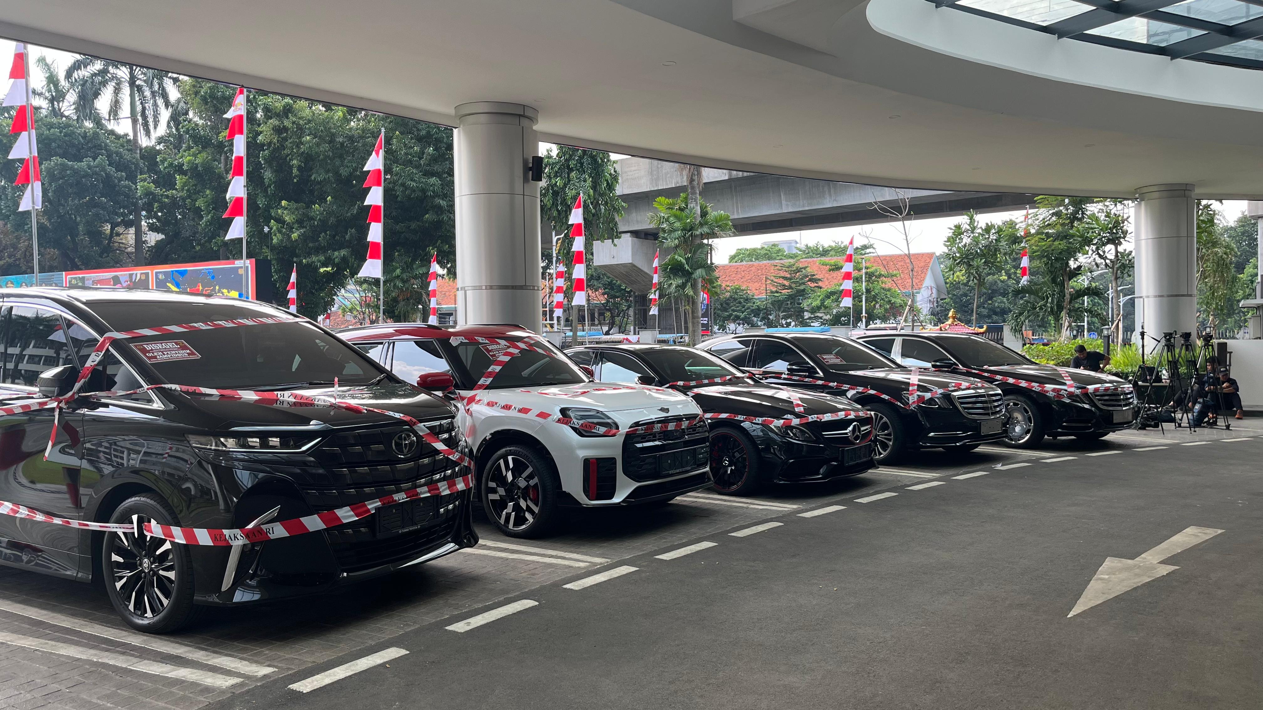 Kejagung Sita Mini Cooper hingga Mercy Milik Riza Chalid. (BeritaNasional/Bachtiar)