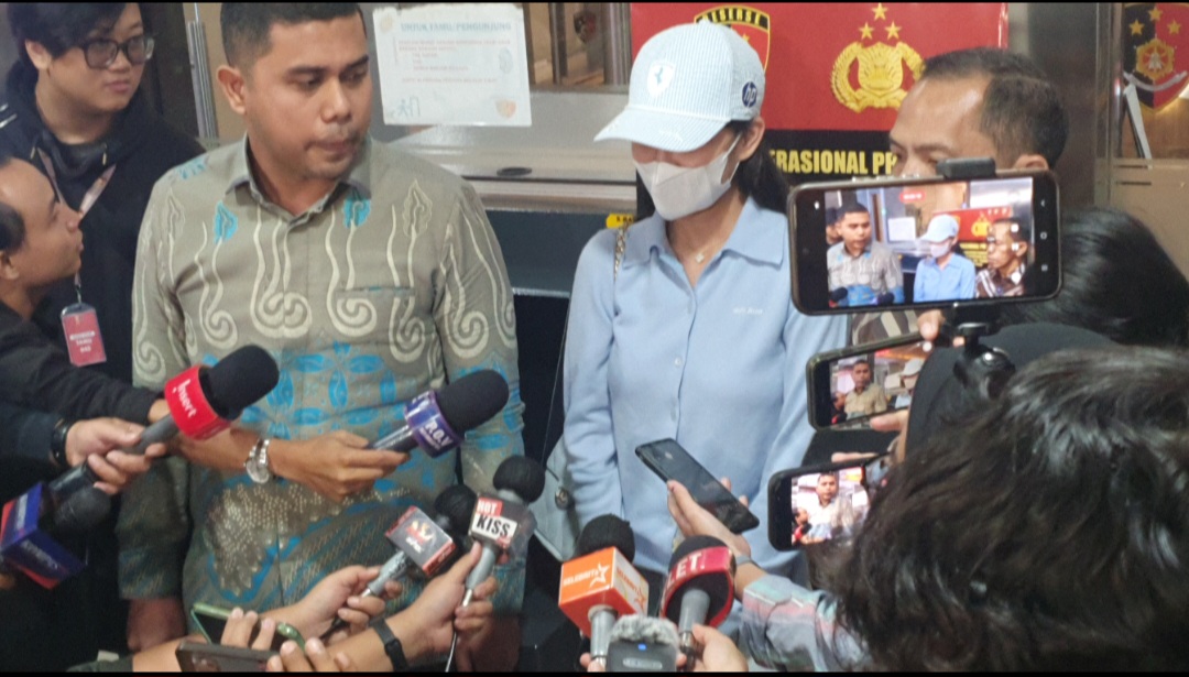Keluarga sampai Pratama Arhan Ikut Geram karena Fitnah Podcaster Bigmo dan Resbobb Nurul Azizah Rosiade bersama kuasa hukum melapor ke Poda Metro Jaya. (BeritaNasional/Bachtiarudin)