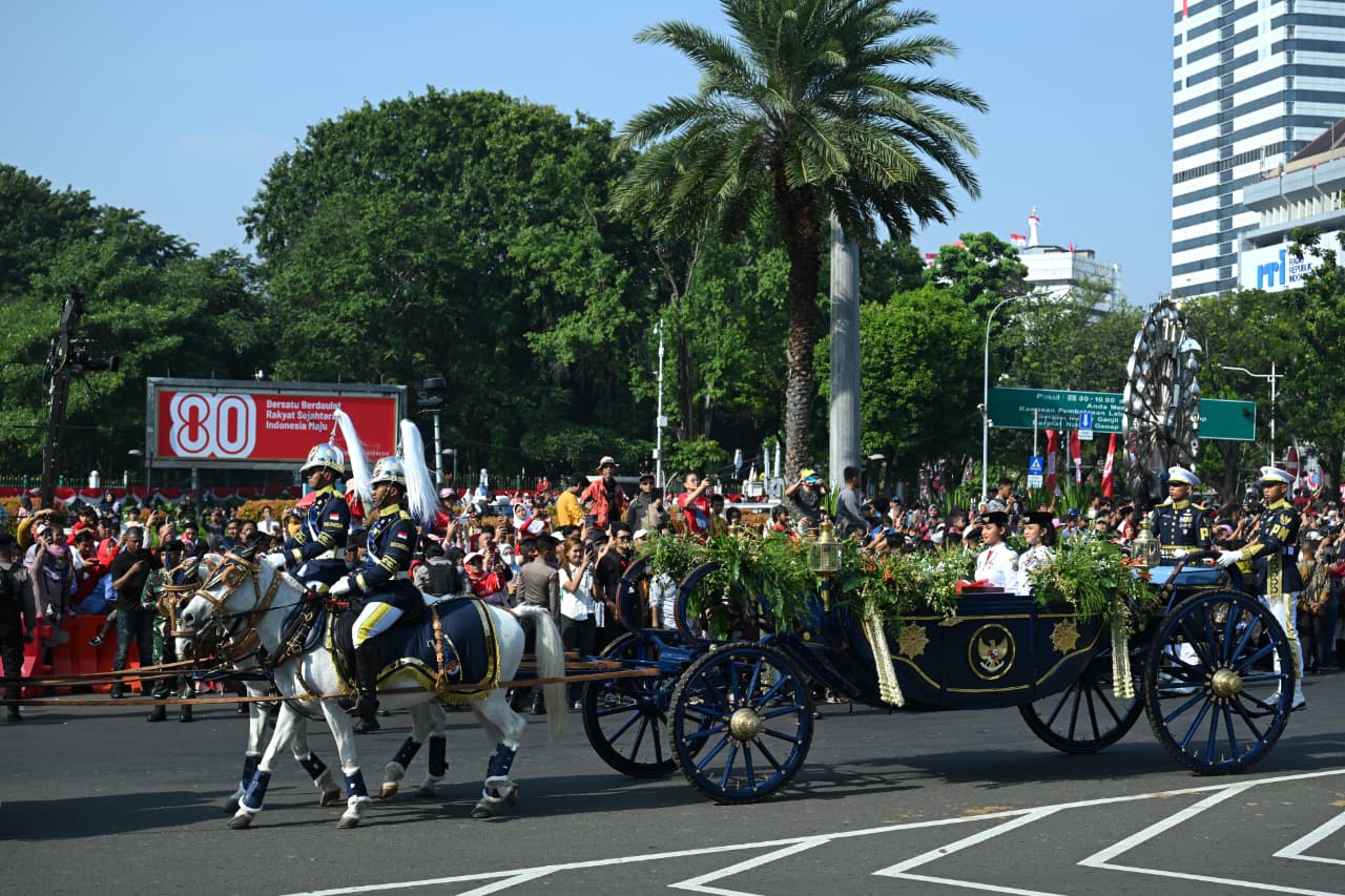 Rombongan kirab bendera Merah Putih dan Teks Proklamasi. (Foto/Setpres)