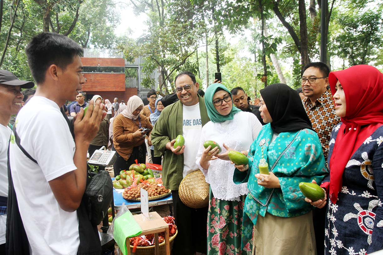 (kiri ke kanan) Sekretaris Direktorat Jenderal, Dr. Muhammad Zainal Arifin bersama Direktur Jenderal PDASRH, Ir. Dyah Murtiningsih, M.Hum dan Istri Wakil Menteri Kehutanan, Arina Sulaiman saat meninjau produk alpukat dalam Pameran Pasar RHL (Rehabilitasi Hutan dan Lahan) di Auditorium Manggala Wanabakti, Jakarta, Rabu (20/8/2025).  (Beritanasional.com/Oke Atmaja)