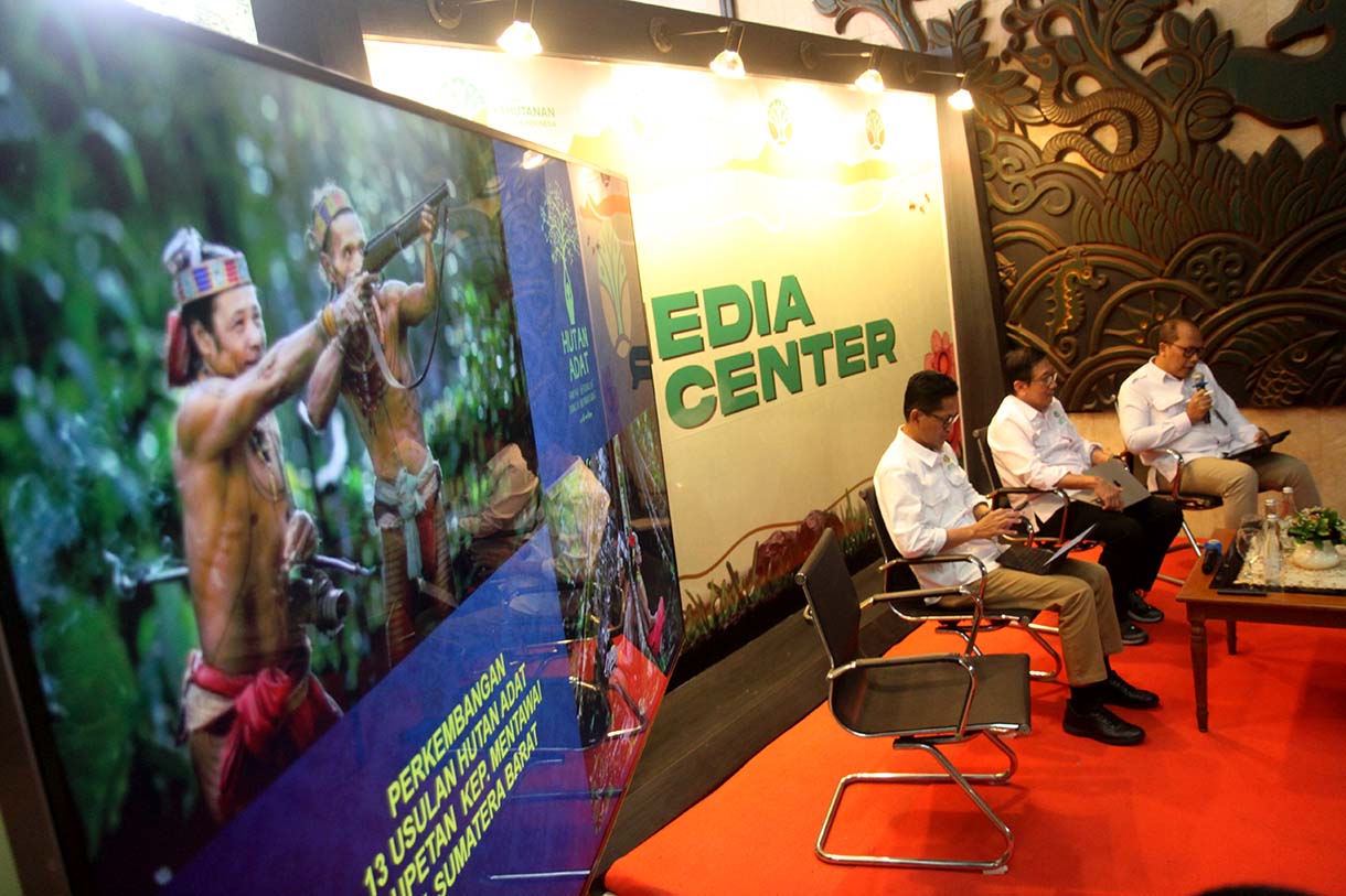 (kanan ke kiri) Direktur Penanganan Konflik Tenurial dan Hutan Adat, Julmansyah bersama Sekretaris Direktorat Jenderal Pengelolaan Hutan Lestari, Saparis dan Kepala Biro Humas dan Kerja Sama Luar Negeri, Krisdianto saat pemaparan di Jakarta, Senin (25/8/2025). (Beritanasional.com/Oke Atmaja)