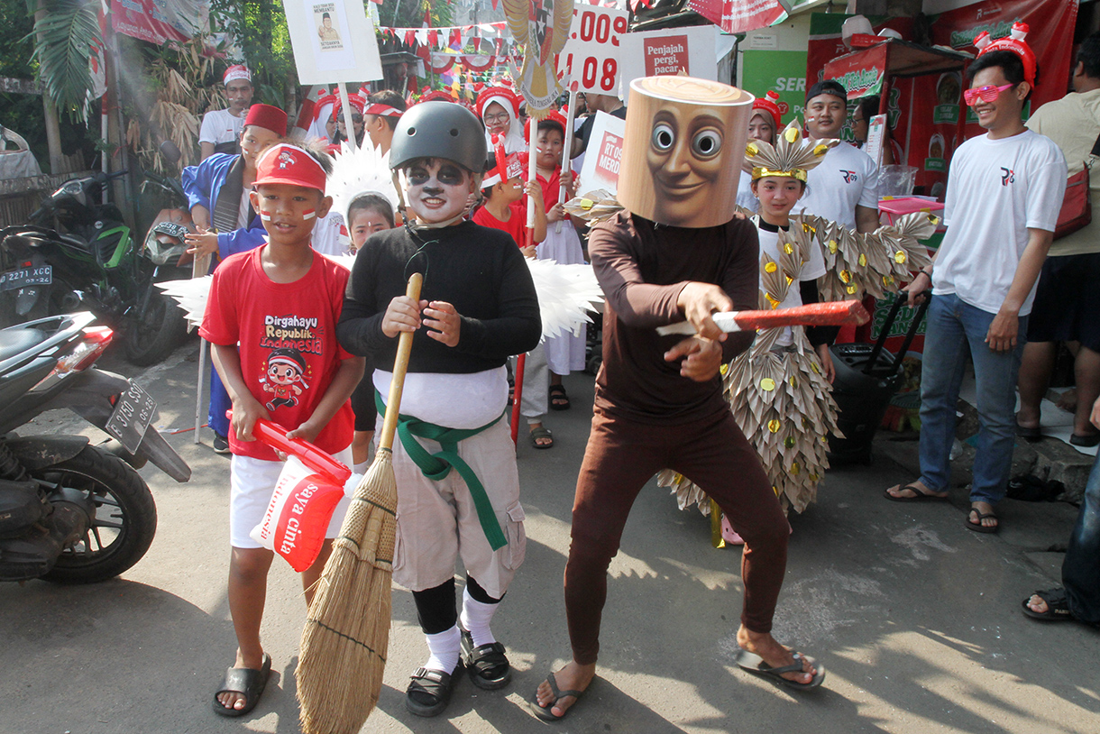 Warga mengenakan kostum karakter Kungfu Panda dan mengenakan kostum karakater tungtung sahur saat mengikuti karnaval di Jalan Menteng Jaya, Jakarta, Minggu (17/8/2025).(Beritanasional.com/Oke Atmaja)