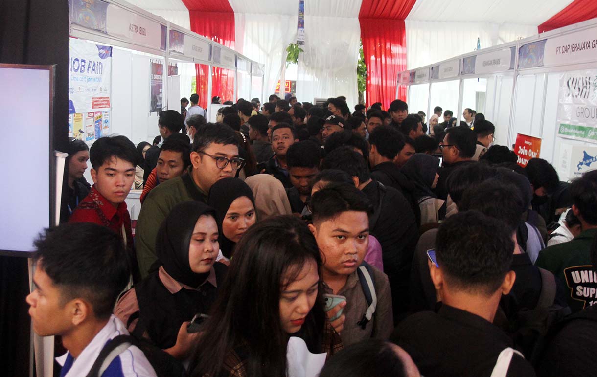 Pencari kerja padati stan perusahaan Job Fair 2025 di Kemnaker (Beritanasional.com/oke Atmaja)