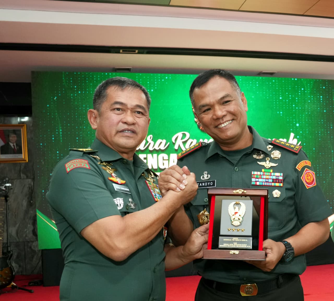 Kepala Staf TNI Angkatan Darat (Kasad) Jenderal TNI Maruli Simanjuntak memimpin langsung tradisi pengantaran tugas Jenderal TNI Tandyo Budi Revita. (Foto/Dispenad)