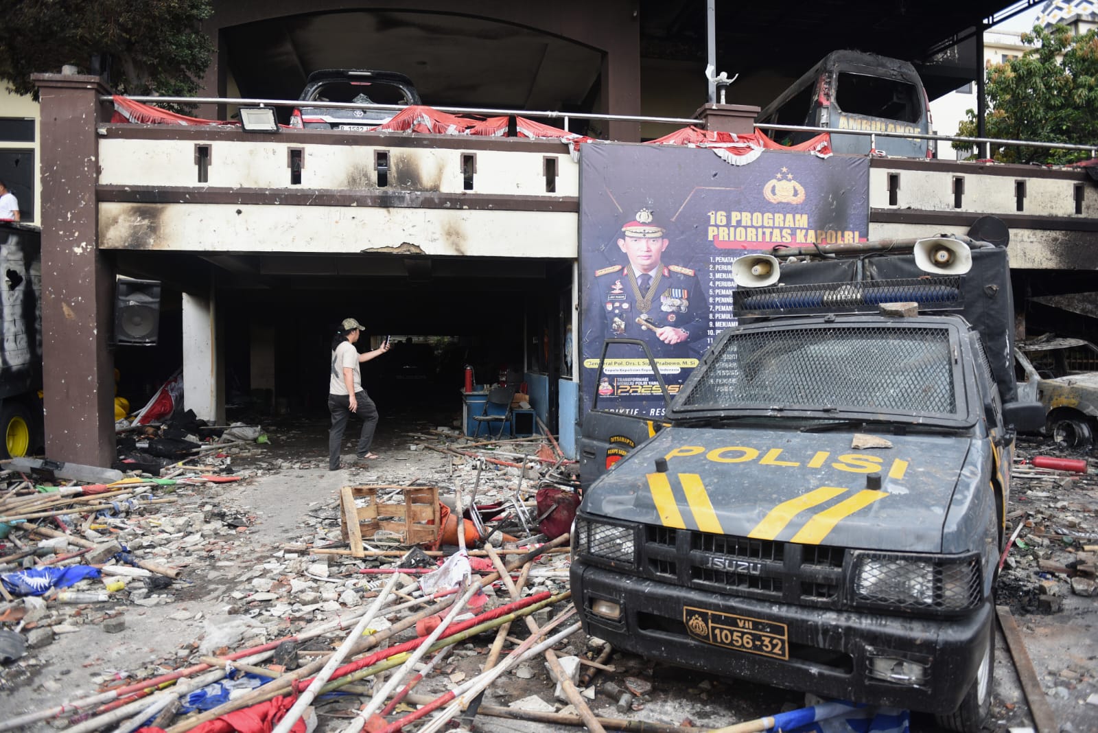 Kondisi Polres Jakarta Timur yang dirusak massa aksi. (BeritaNasional/Elvis Sendouw)