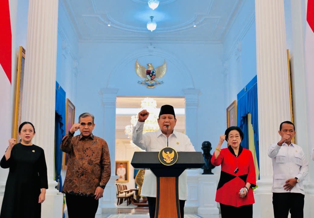 Presiden Prabowo Subianto didampingi Ketua MPR Ahmad Muzani (kiri) dan Ketua Umum PDIP sekaligus Presiden ke-5 RI Megawati Soekarnoputri menyampaikan keterangan pers di Istana Merdeka, Jakarta, Minggu (31/8/2025).  (Biropers)