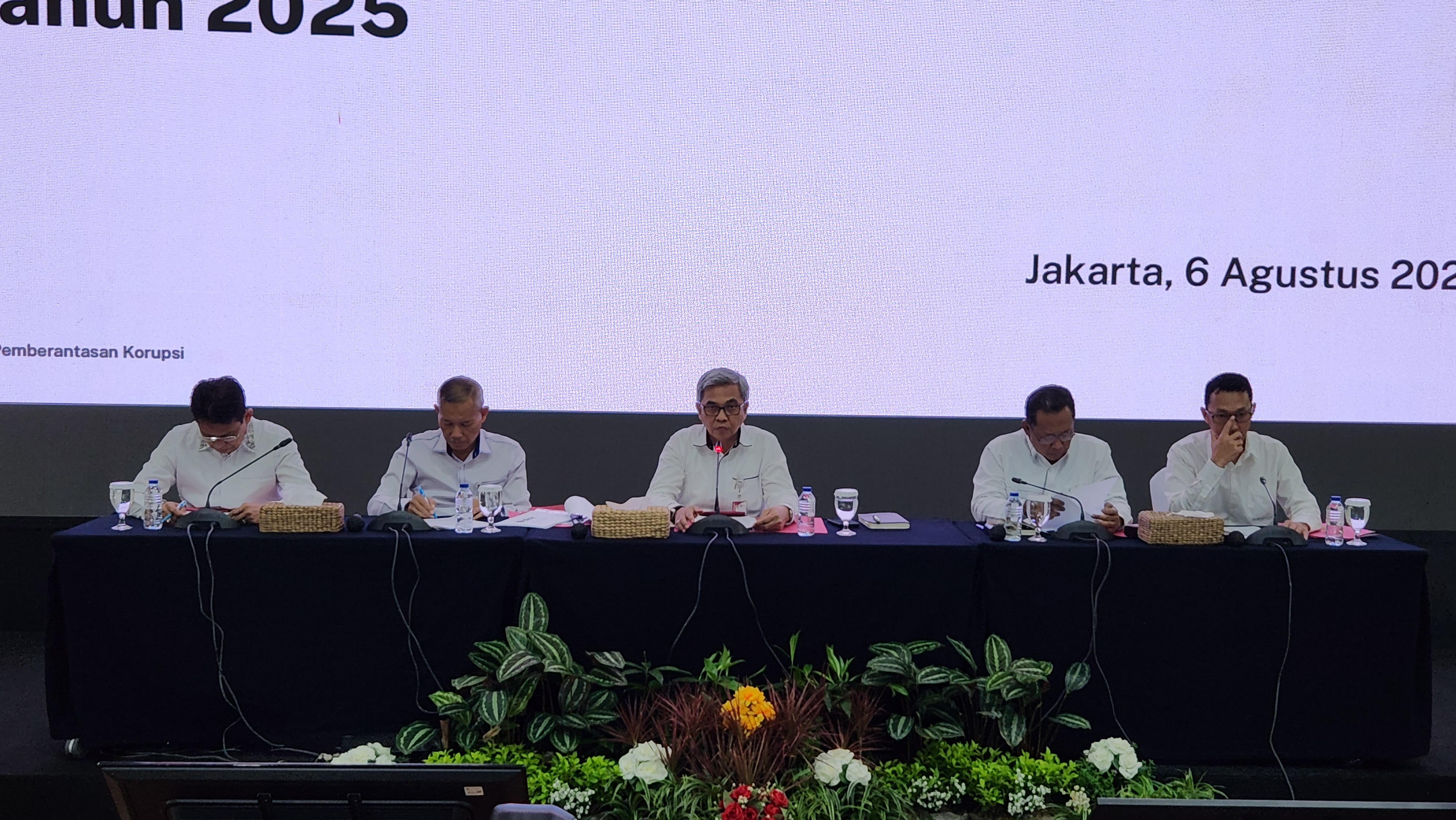 Para pimpinan KPK menggelar konferensi pers penyampaian kinerja di Gedung Merah Putih. (BeritaNasional/Panji Septo)