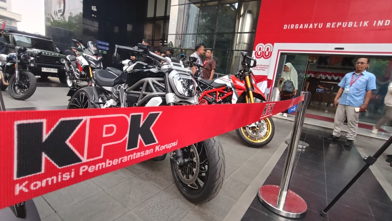 KPK Sita 21 Kendaraan Mewah Milik Wamenaker Noel. (BeritaNasional/Oke Atmaja)