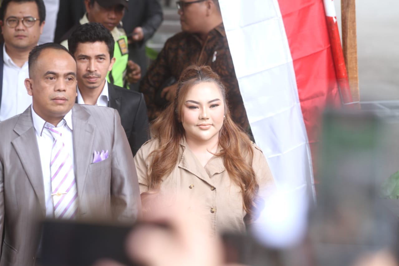 Lisa Mariana di Gedung KPK. (BeritaNasional/Oke Atmaja)