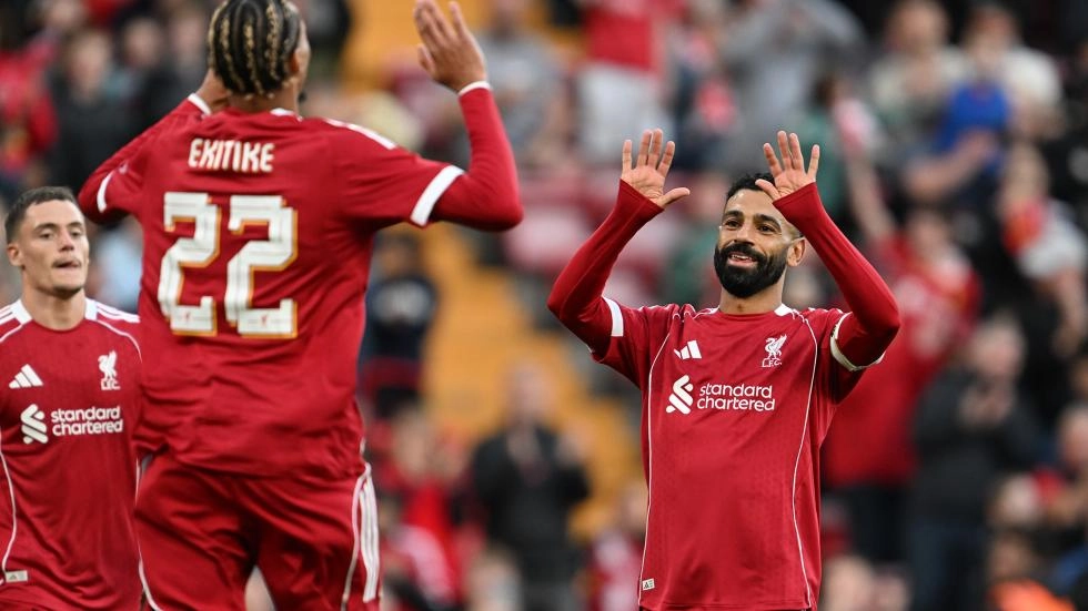Mohamed Salah berselebrase dengan Hugo Ekitike dalam laga pramusim menghadapi Athletic Bilbao. (Foto/liverpoolfc.com)