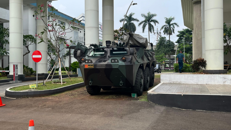 Kendaraan taktis seperti Panser Anoa 6x6 di Gedung Kejaksaan Agung. (BeritaNasional/Bachtiarudin Alam)