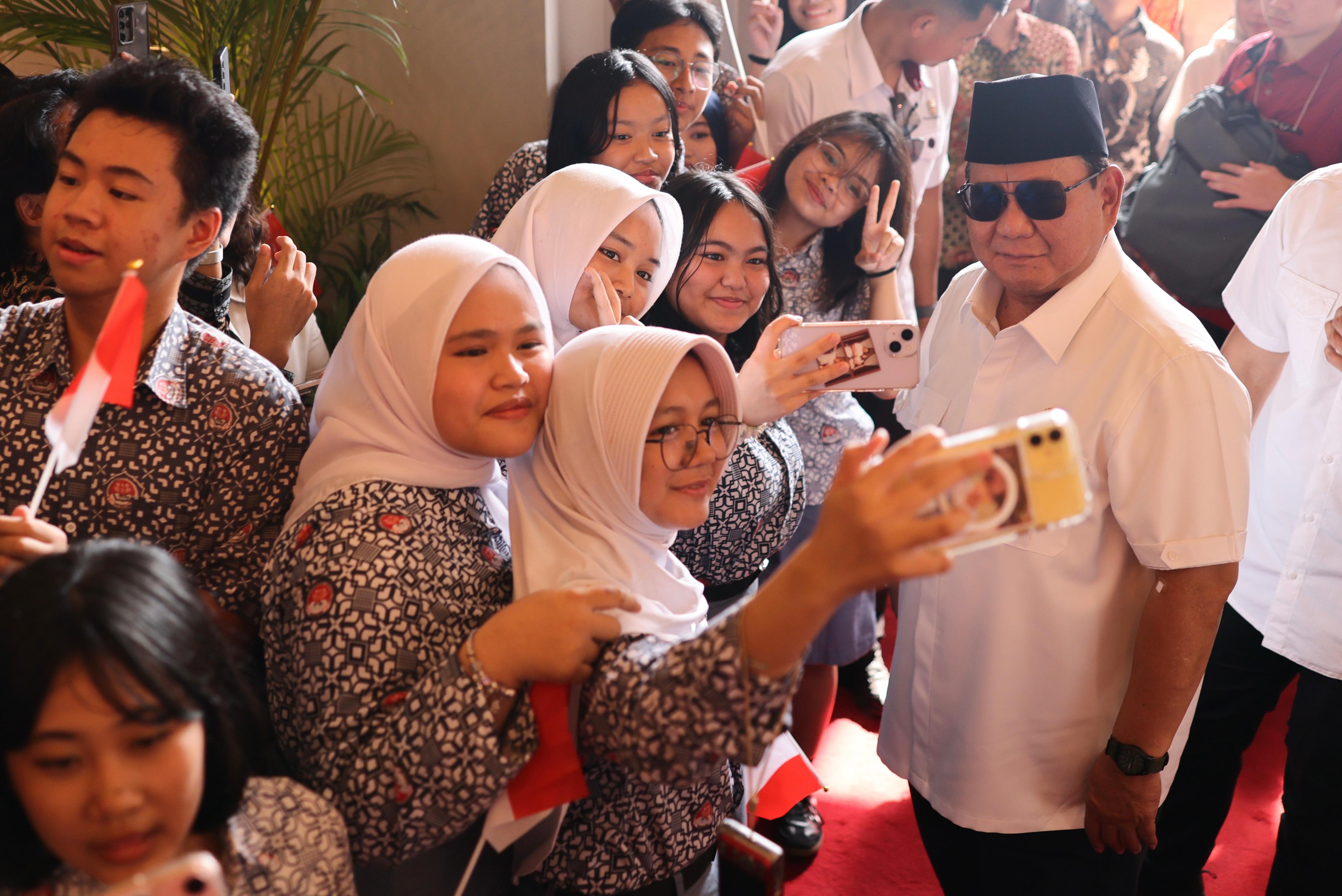 Mahasiswa Sambut Prabowo di Singapura. (Foto/Tim Media Prabowo)