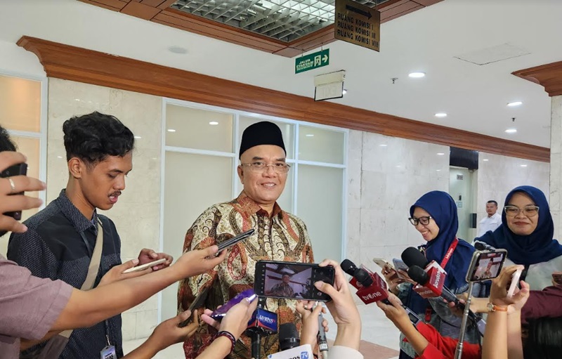 Anggota DPR Marwan Dasopang (tengah) setelah bertemu Presiden Prabowo Subianto (BeritaNasional/Panji)