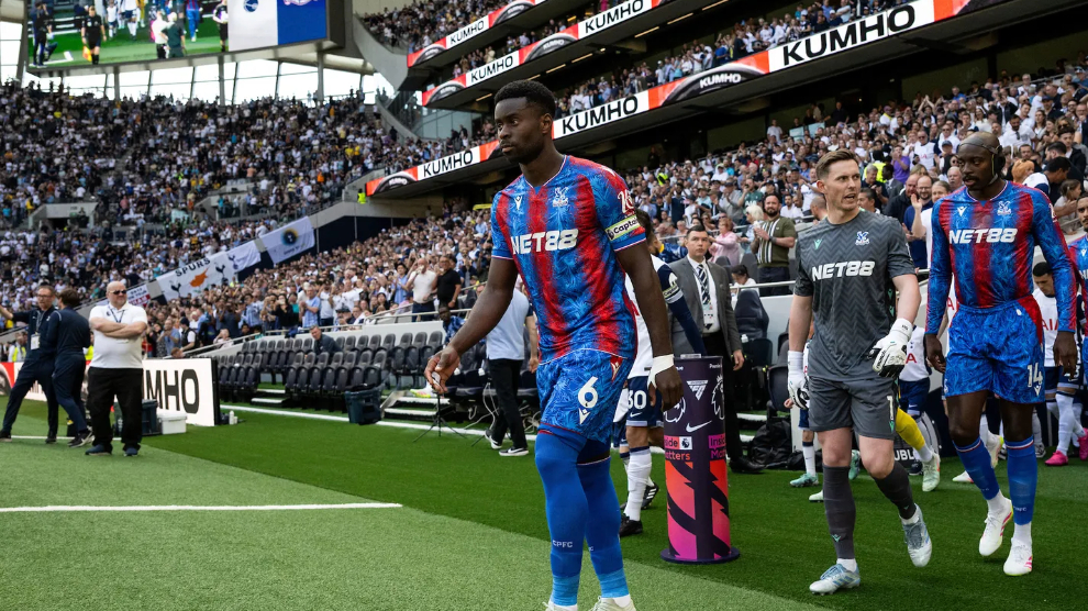 Marc Guehi saat memasuki lapangan pertandingan dengan mengenakan nomor punggung 6. (Foto/cpfc)