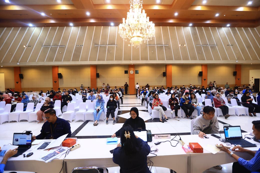 Masyarakat mengantre untuk mengambil undangan fisik upacara kemerdekaan di Istana Negara, Jakarta. (Foto/BPMI)