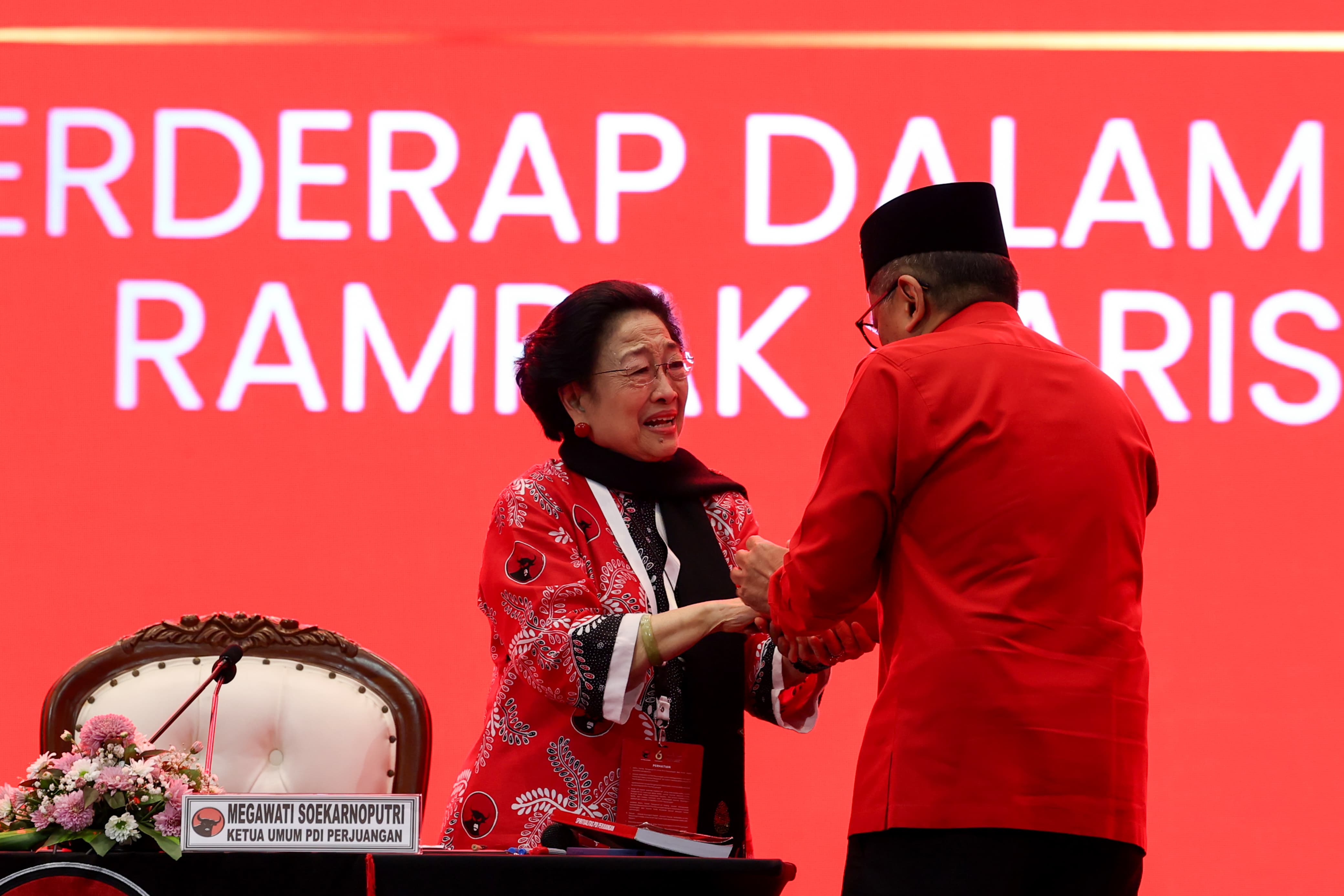 Ketum PDIP Megawati Soekarnoputri dan bersalaman dengan Sekjen Hasto Kristiyanto saat Kongres VI. (Foto/Dok PDIP)