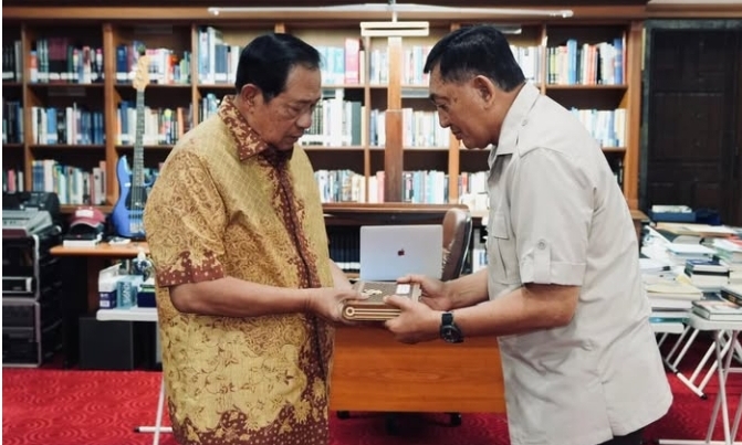 Menhan Sjafrie Sjamsoeddin menyerahkan undangan kepada Presiden Ke-6 Susilo Bambang Yudhoyono (SBY). (Foto/Instagram)