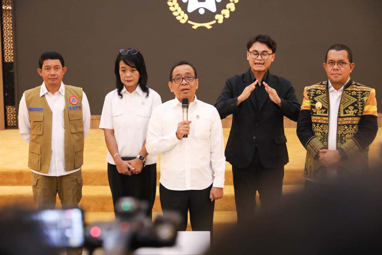 Menteri Koordinator Bidang Pembangunan Manusia dan Kebudayaan (Menko PMK), Pratikno, menyampaikan duka cita mendalam atas meninggalnya balita Raya di Sukabumi usi memimpin Rapat Tingkat Menteri di jakarta, Kamis (21/8/2025).   (Beritanasional.com/Oke Atmaja)