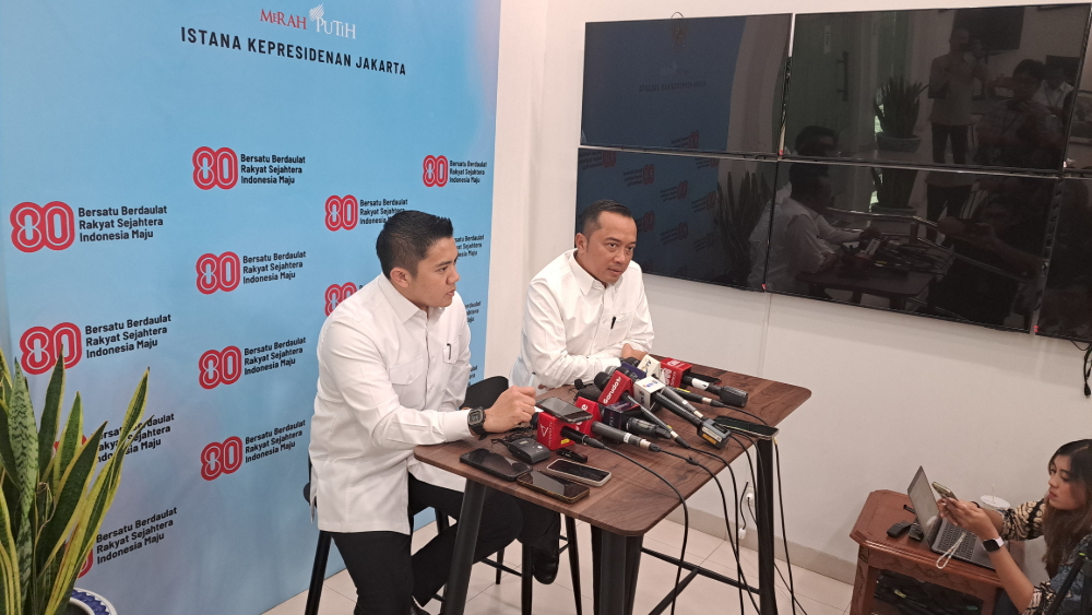 Mensesneg Prasetyo Hadi (kanan) saat memberikan keterangan. (BeritaNasional/Lydia)