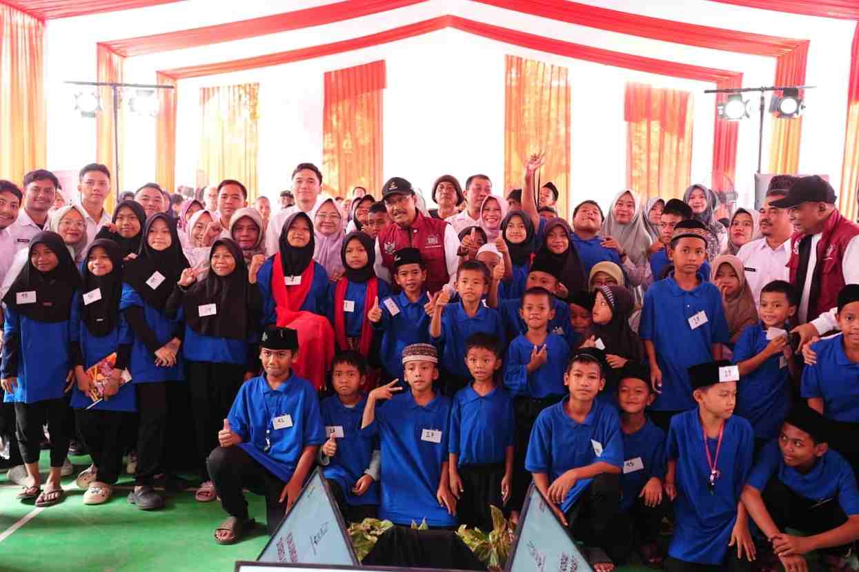 Gus Ipul Tegaskan Sekolah Rakyat sebagai Miniatur Pengentasan Kemiskinan Terpadu Mensos Saifullah Yusuf alias Gus Ipul berada di tengah-tengah siswa Sekolah Rakyat. (Foto/Dok Kemensos)