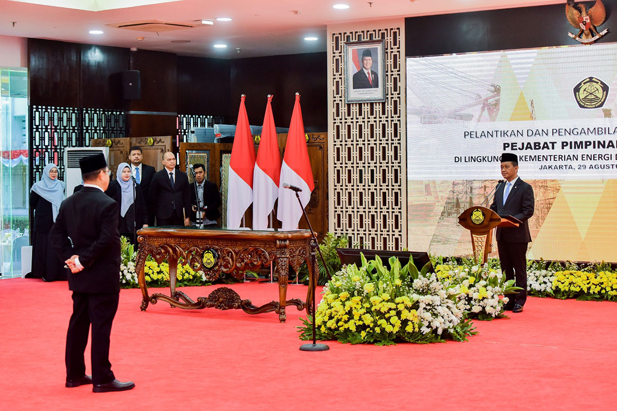 Menteri Energi dan Sumber Daya Mineral Bahlil Lahadalia melantik dan mengambil sumpah Laode Sulaeman. (Foto/ESDM)