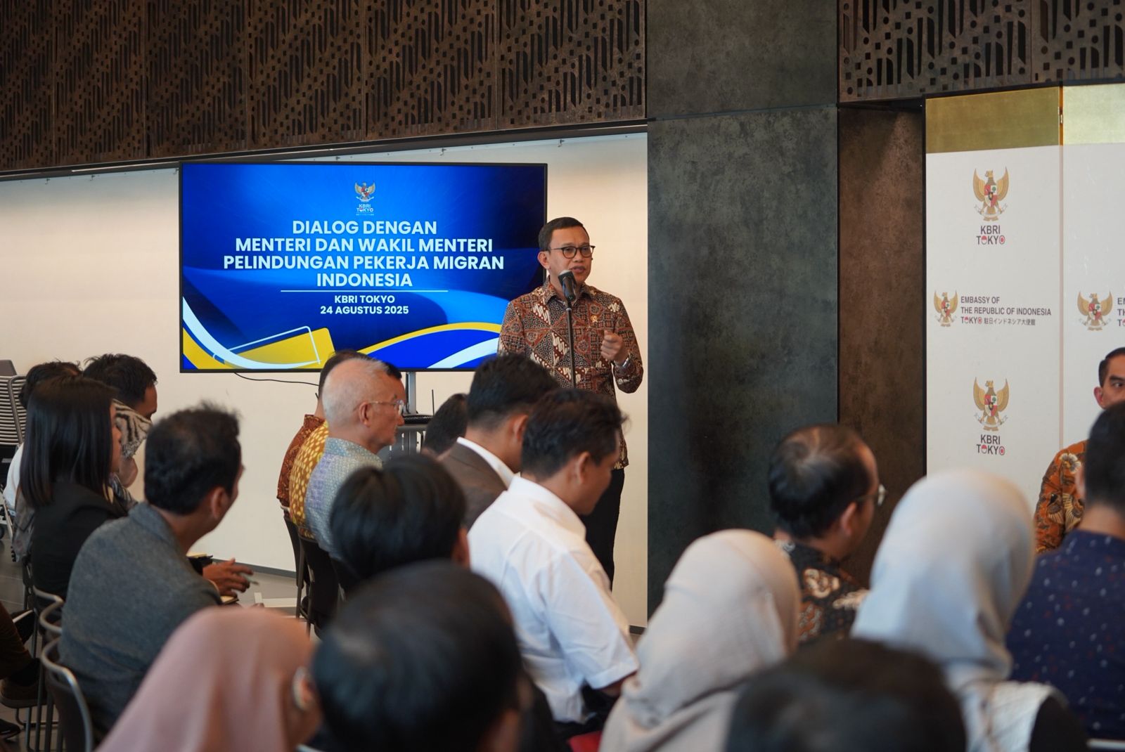 Menteri Pelindungan Pekerja Migran Indonesia (P2MI) Abdul Kadir Karding bertemu dengan komunitas pekerja migran Indonesia (PMI) di Kedutaan Besar Republik Indonesia (KBRI) Tokyo. (BeritaNasional/Elvis Sendouw/H P2MI)