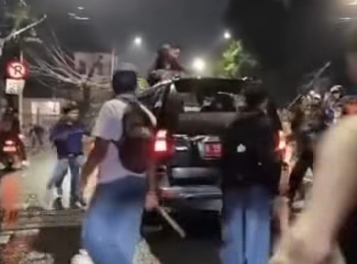 Mobil Dinas Lurah Manggarai Selatan Jadi Sasaran Amuk Massa di Slipi. (Foto/istimewa)