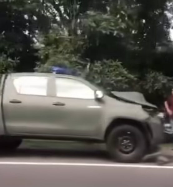 Kendaraan Pelat Dinas TNI Tabrak Mobil yang Parkir di Bahu Jalan Tol Jagorawi Mobil tabrakan di bahu jalan Tol Jagorawi. (Foto/Istimewa)