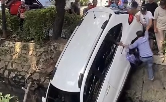 Mobil Wanita di Kelapa Gading Terjun ke Parit. (Foto/instagram @jabodetabek24info)