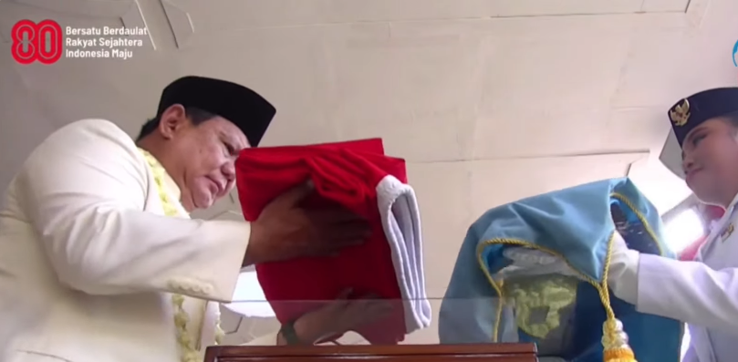 Momen Prabowo serahkan bendera Merah Putih kepada pembawa Baki Bianca Alessia. (Foto/tangkapan layar)