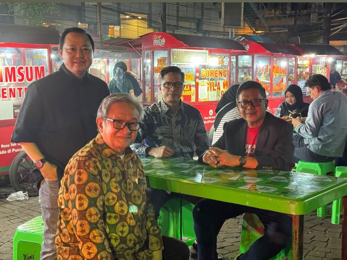 Momen Hasto Makan Sate Padang di Menteng Usai Bebas dari Rutan KPK. (Foto/instagram Febri Diansyah).