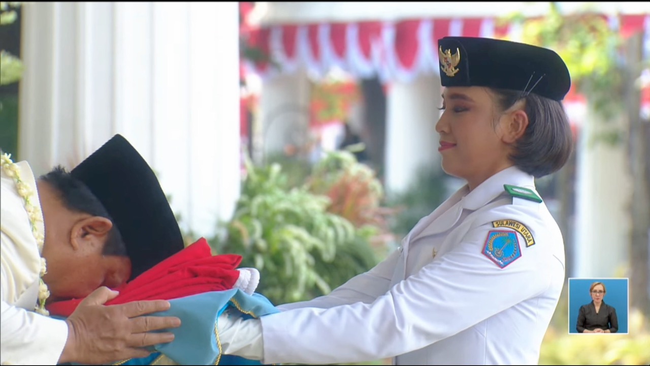 Momen sakral Presiden Prabowo Subianto cium bendera Merah Putih. (BeritaNasional/dok Gerindra)