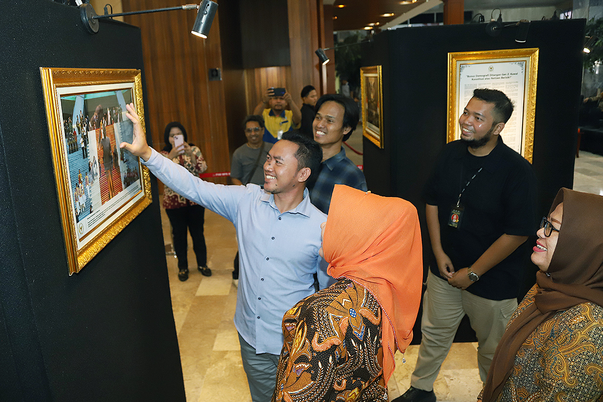 Sekjen MPR RI Siti Fauziah didampingi oleh Ketua Koordinatoriat Wartawan Parlemen (KWP) Ariawan resmi membuka Lomba Anugerah Jurnalistik Karya Tulis dan Pameran Foto KWP. (BeritaNasional/Elvis Sendouw)