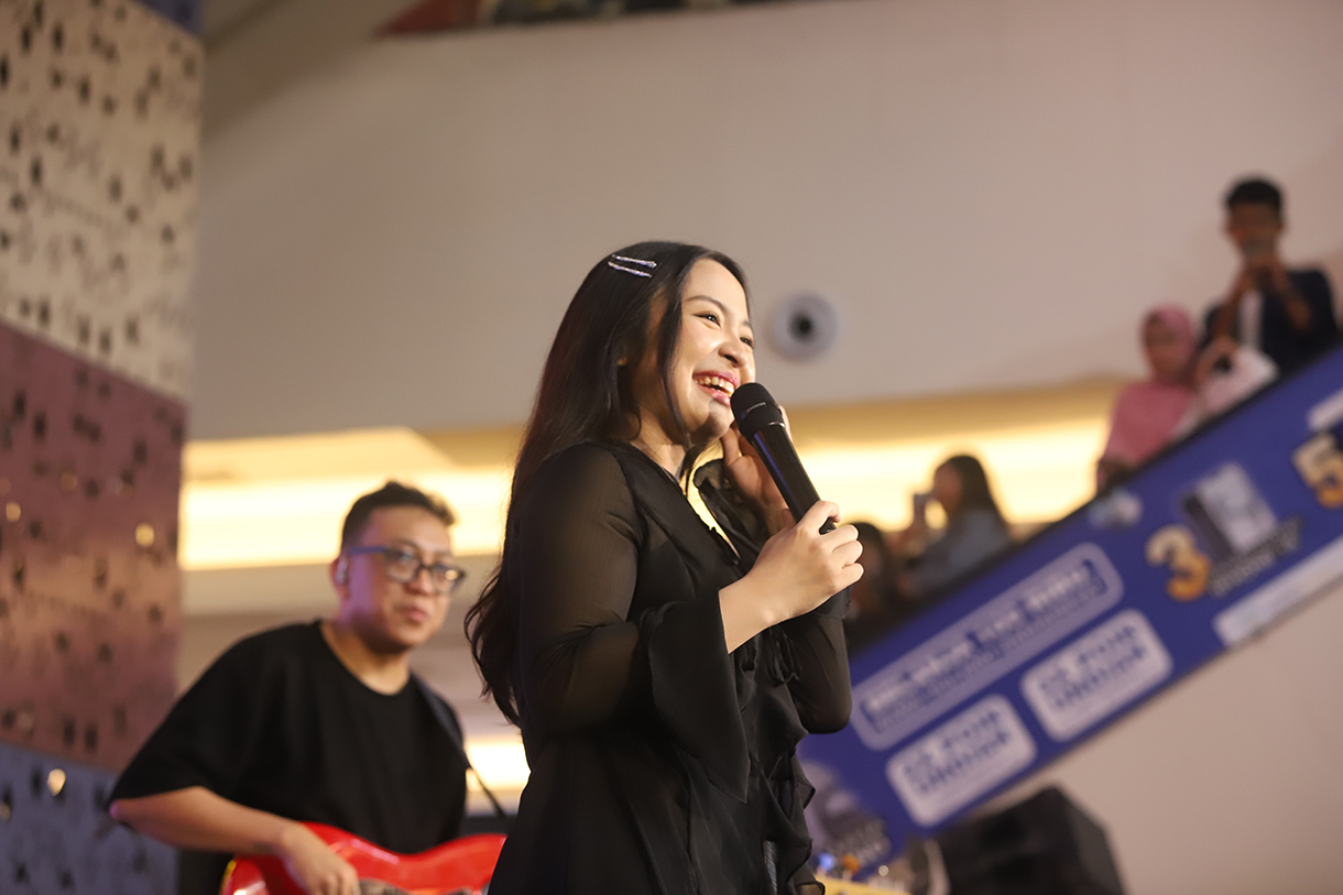 Musisi muda berbakat, Bernadya menyapa penonton saat tampil dipanggung dalam rangka memperingati perjalanan 14 tahun Tangcity Mall, Kota Tangerang, Banten, Sabtu (2/8/2025).  (Beritanasional.com/HO/Oke Atmaja)