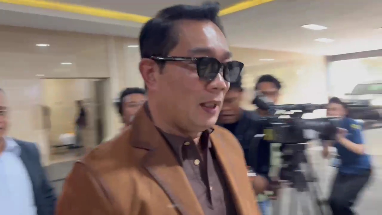 Pakai Kacamata Hitam, Ridwan Kamil Jalani Tes DNA di Bareskrim Polri Mantan Gubernur Jabar Ridwan Kamil hadir di Bareskrim Polri. (BeritaNasional/Bachtiarudin)
