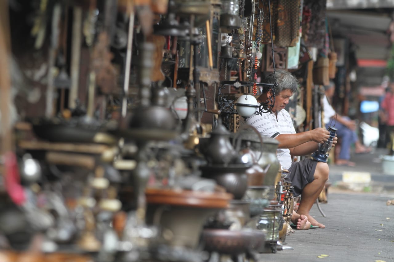 Penjual membersihkan barang dagangannya di Sentra Penjualan Barang Antik Jalan Surabaya, Menteng, Jakarta, Kamis (21/8/2025).  (Beritanasional.com/Oke Atmaja)