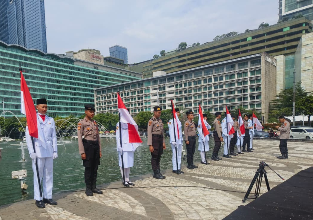 HUT ke-80 RI, Paskibra dan Polisi Kumandangkan Indonesia Raya di Bundaran HI. (Foto/istimewa)