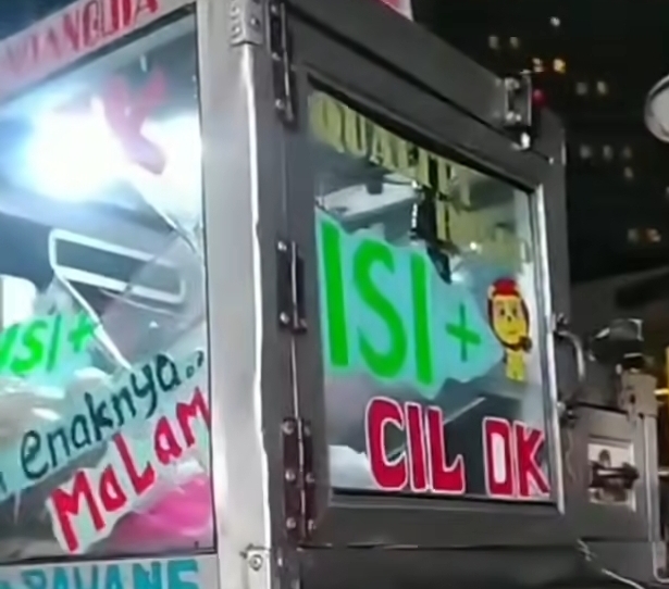 Pedagang Cilok Jadi Korban Premanisme di Bundaran HI, Polisi Turun Tangan Preman rusak gerobak cilok di Bundaran HI. (Foto/Instagram @jakartapusat.info)
